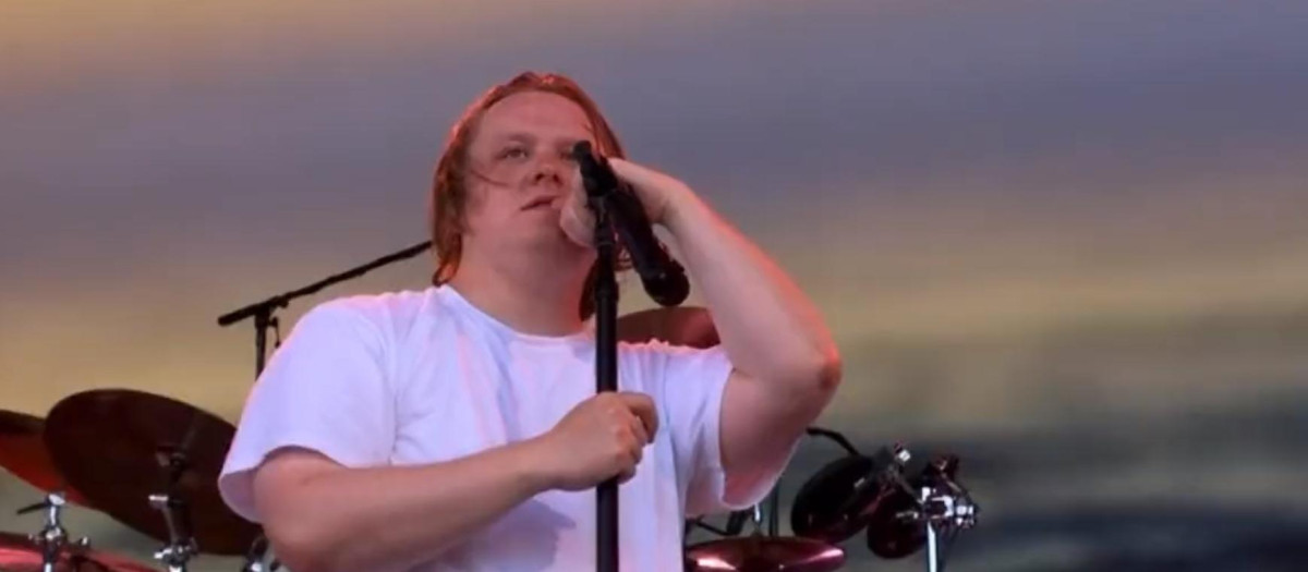 Lewis Capaldi durante su actuación en Glastonbury 2023