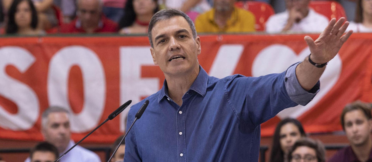 GRAF3420. PUERTO DE LA CRUZ, 24/06/2023.- El secretario general del PSOE y presidente del Gobierno, Pedro Sánchez, interviene en un acto en el Puerto de la Cruz (Tenerife) junto al nº1 de la lista al Congreso de los Diputados por Tenerife y ministro de Industria, Turismo y Comercio, Héctor Gómez, la nº1 de la lista al Congreso de los Diputados por Las Palmas, María Dolores Corujo y el presidente de Canarias en funciones, Ángel Victor Torres. EFE/Miguel Barreto