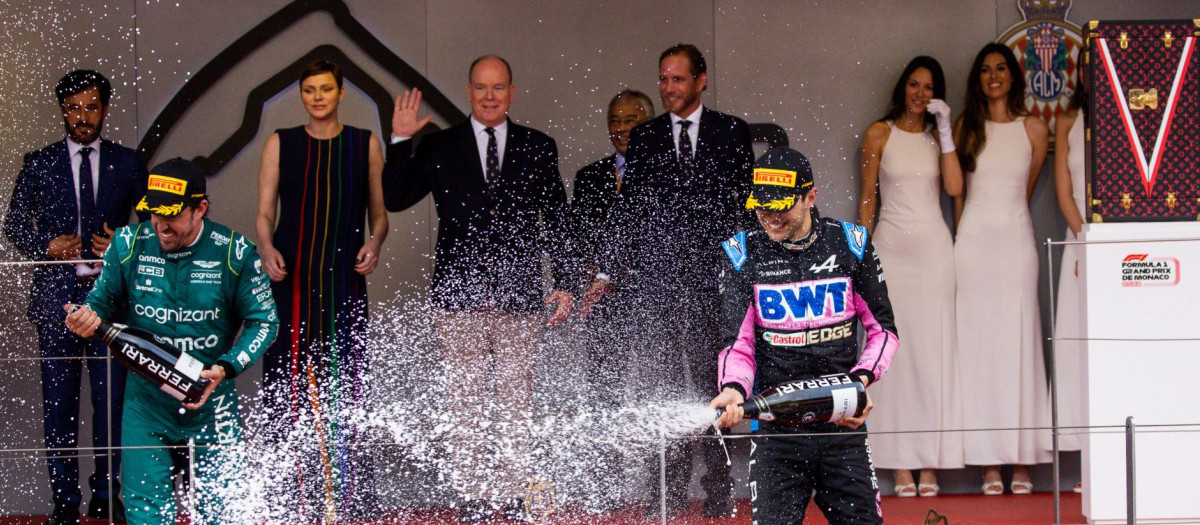 Fernando Alonso y Esteban Ocon en el podio de Mónaco