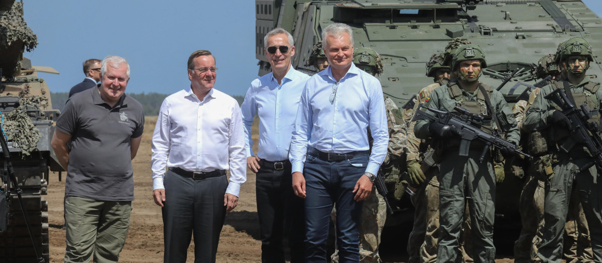 El ministro de Defensa de Lituania, Arvidas Anusauskas, el Ministro de Defensa de Alemania, Boris Pistorius, el Secretario General de la OTAN, Jens Stoltenberg, y el Presidente de Lituania, Gitanas Nauseda"Germany is ready to permanently station a robust brigade in Lithuania," Defence Minister Boris Pistorius said on a visit to Vilnius. (Photo by PETRAS MALUKAS / AFP)