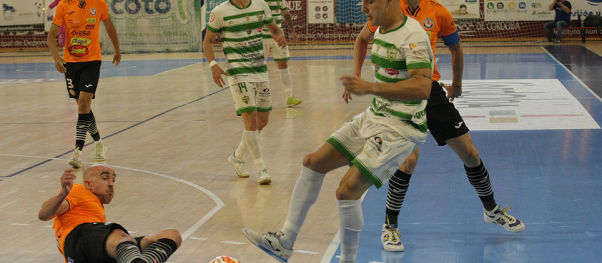 Álex Viana, jugador de Córdoba Patrimonio, ante Pintinho, de Ribera Navarra FS
