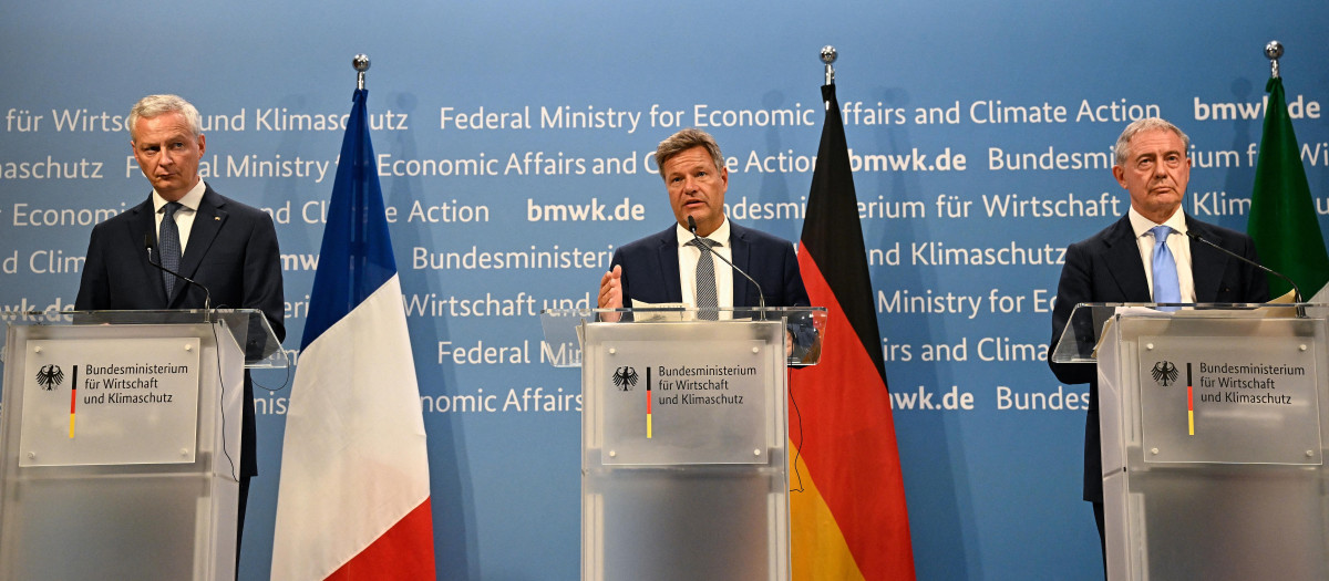 De izquierda a derecha, los ministros de economía de Francia (Bruno Le Maire), Alemania (Robert Habeck) y de Italia (Adolfo Urso)