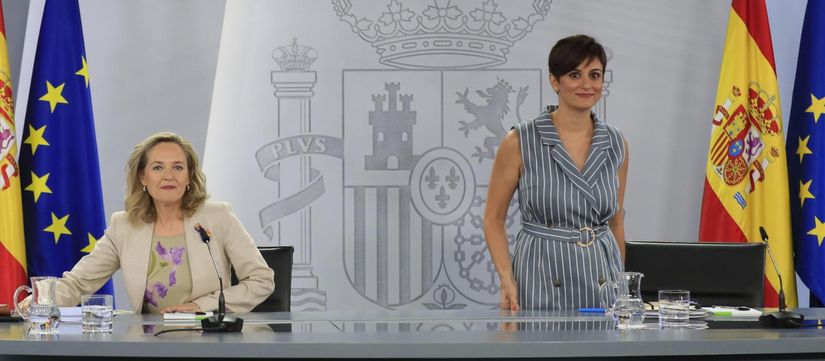 Nadia Calviño e Isabel Rodríguez en la Moncloa