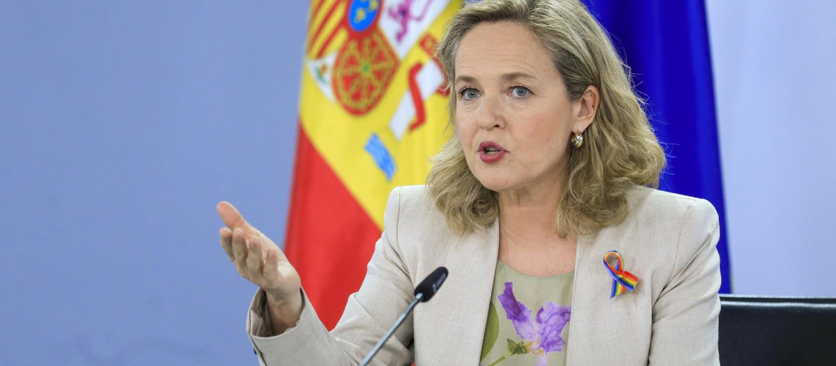 MADRID, 27/06/2023.- La vicepresidenta primera y ministra de Asuntos Económicos y Transformación Digital, Nadia Calviño, ofrece una rueda de prensa después de la reunión del Consejo de Ministros este martes en Madrid. El Consejo de Ministros ha aprobado un nuevo decreto ley de medidas para amortiguar la inflación derivada de la guerra en Ucrania, que incluirá la prórroga de la supresión o rebaja del IVA a algunos alimentos de primera necesidad vigente desde que comenzó el año. EFE/ Fernando Alvarado