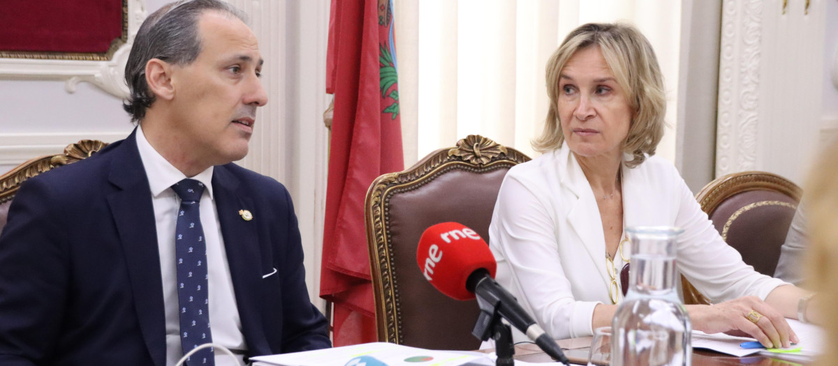 El decano del Colegio de la Abogacía de Madrid (ICAM), Eugenio Ribón, y la vicedecana Isabel Winkels, este martes, en rueda de prensa en Madrid