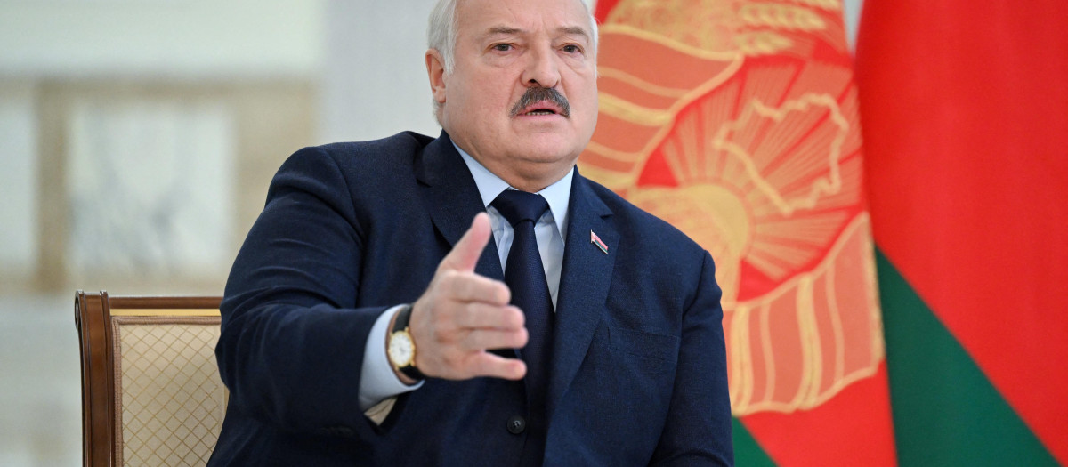El presidente de Bielorrusia, Alexander Lukashenko  en su residencia de Minks