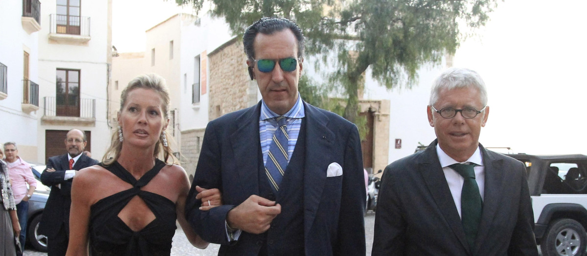 ROSA MAIRAL CON JAIME DE MARICHALAR Y EL JOYERO ESTEBAN RABAT DURANTE LA BODA DE PENELOPE PALACIOS Y MIKEL ARROSPIDE EN IBIZA
28/06/2014
IBIZA