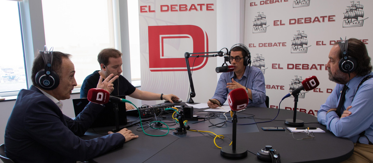 Luis Ventoso (i), Daniel Vara, Antonio Naranjo y Ramón Pérez-Maura durante la emisión de El centinela