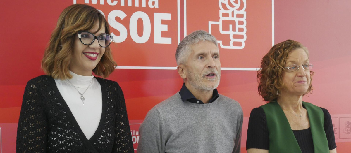 Fernando Grande-Marlaska con dos militantes del PSOE de Melilla durante una visita a la Ciudad Autónoma