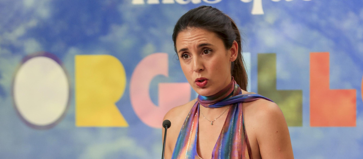 MADRID, 27/06/2023.- La ministra de Igualdad, Irene Montero, durante la entrega de los reconocimientos "Arcoíris" a personas y entidades que han destacado por su labor en favor del colectivo LGTBI, este martes en el Real Jardín Botánico de Madrid. EFE/ Zipi Aragón