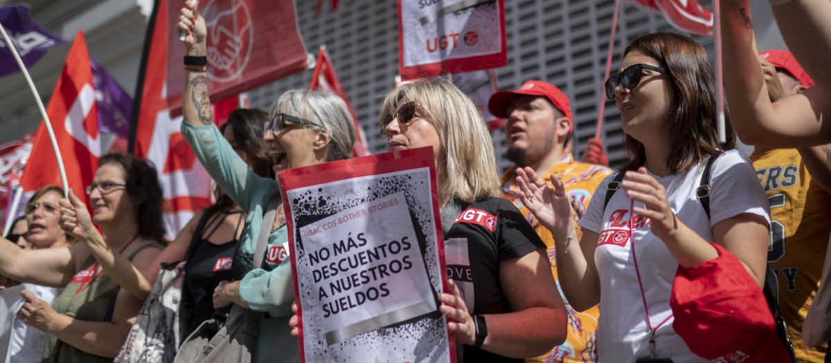 Trabajadores de la cadena sueca de moda H&M sujetan pancartas durante una protesta en Gran Vía, a 20 de junio de 2023, en Madrid (España). Los 4.000 trabajadores de H&M, convocados por CC.OO. y UGT, inician hoy, coincidiendo a pocos días del inicio de las rebajas, concentraciones y paros frente a las tiendas con el objetivo de exigir mejoras salariales en España.
20 JUNIO 2023;MADRID;TRABAJADORES HYM;MEJORAS SALARIALES
Alberto Ortega / Europa Press
20/6/2023
