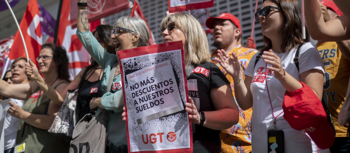 Trabajadores de la cadena sueca de moda H&M sujetan pancartas durante una protesta en Gran Vía, a 20 de junio de 2023, en Madrid (España). Los 4.000 trabajadores de H&M, convocados por CC.OO. y UGT, inician hoy, coincidiendo a pocos días del inicio de las rebajas, concentraciones y paros frente a las tiendas con el objetivo de exigir mejoras salariales en España.
20 JUNIO 2023;MADRID;TRABAJADORES HYM;MEJORAS SALARIALES
Alberto Ortega / Europa Press
20/6/2023