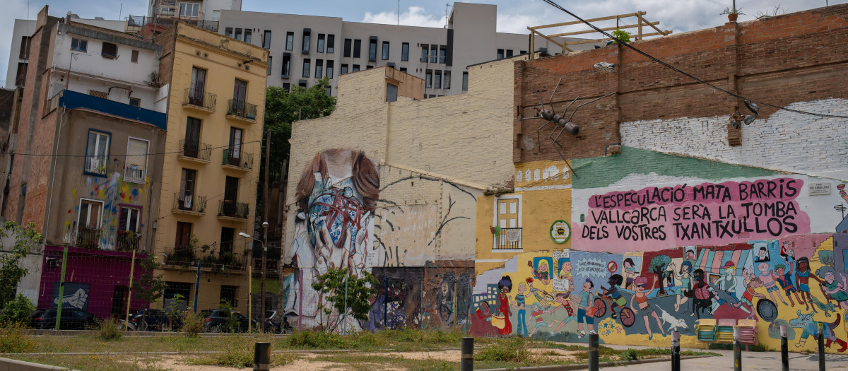 Un edificio okupado en el barrio de Vallcarca, a 18 de mayo de 2023, en Barcelona, Catalunya (España). El 42% de las okupaciones que se registran en España se localizan en Cataluña, siendo Barcelona la provincia con más viviendas allanadas. Los pasados días 9 y 11 de mayo se produjeron varias protestas de vecinos contra unos 150 okupas que viven en los inmuebles de ‘El Kubo’ y ‘La Ruïna', situados en la plaza Bonanova de la ciudad condal.
18 MAYO 2023;OKUPAS;OCUPAS;OCUPACION;OKUPACION;VIVIENDAS;ALLANAMIENTO;PROTESTAS;INMUEBLES
David Zorrakino / Europa Press
(Foto de ARCHIVO)
18/5/2023