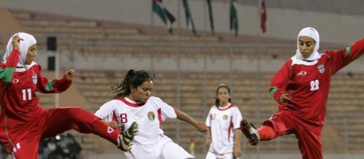 Un partido de fútbol con dos jugadoras con el velo puesto