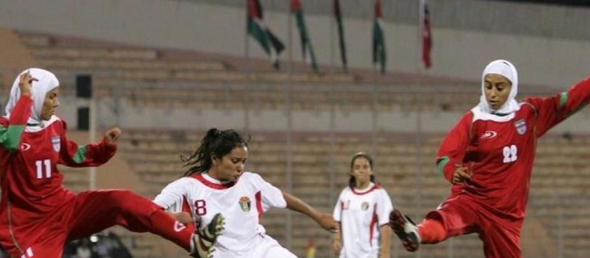 Un partido de fútbol con dos jugadoras con el velo puesto