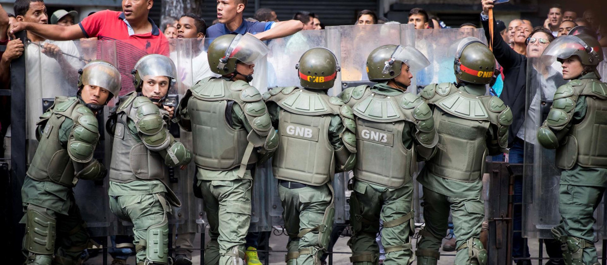 Efectivos de la Guardia Nacional Bolivariana (GNB) custodian las entradas al Palacio Federal Legislativo, Efectivos de la Guardia Nacional Bolivariana (GNB) custodian las entradas al Palacio Federal Legislativo