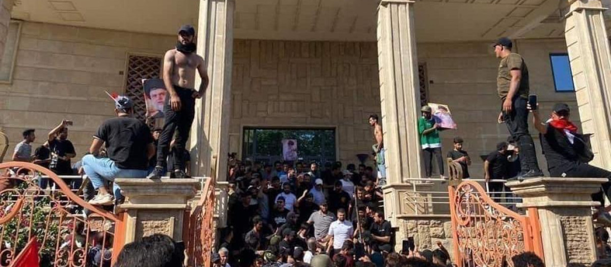 Manifestantes en la embajada de Suecia, en Bagdad, Irak