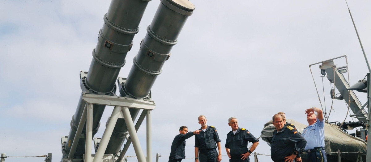 El Rey asiste, a bordo de la Fragata Méndez Núñez, al ejercicio Sinkex 23 que desarrolla la Armada al suroeste de las Islas Canarias