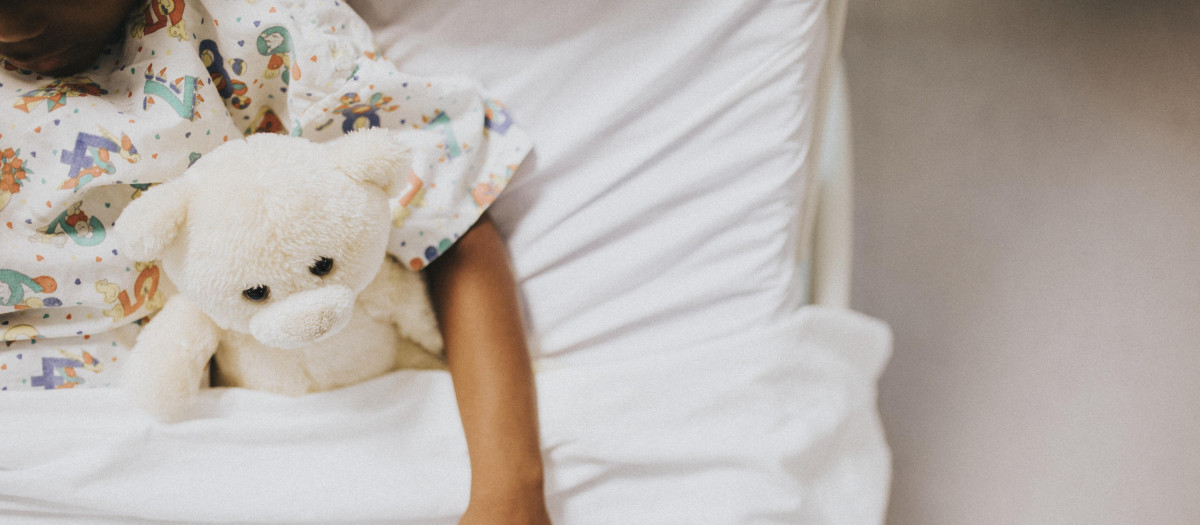 Niña ingresada en el hospital