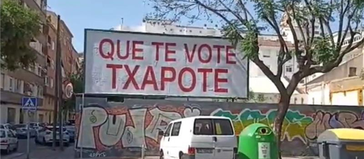 Valla con el lema 'Que te vote Txapote'