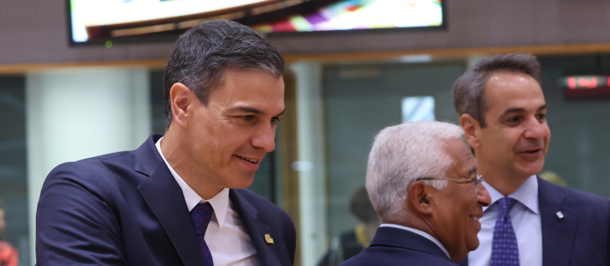 Pedro Sánchez, en primer plano, con el presidente de Portugal, Antonio Costa, y el de Grecia, Kyriakos Mitsotakis, de fondo