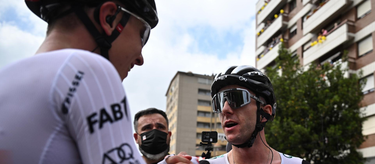 El saludo entre Yates, ganador de la primera etapa, y Pogacar, favorito a ganar el Tour