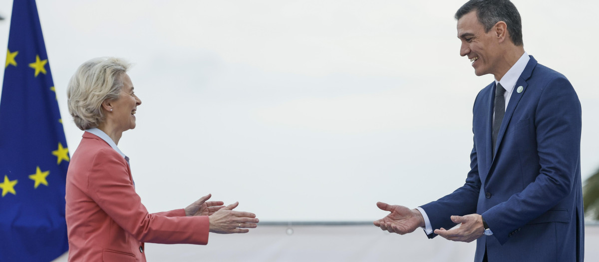 Pedro Sanchez y Ursula von der Leyen en la Cumbre Euromediterránea de jefes de gobierno y Estado