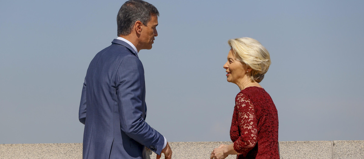 El presidente del Gobierno, Pedro Sánchez, conversa con la presidenta de la Comisión Europea, Ursula von der Leyen, a su llegada al Museo de las Colecciones Reales