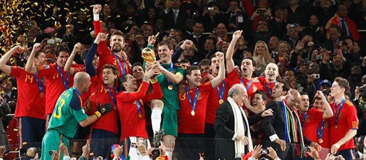 Iker Casillas levanta al cielo de Johannesburgo la Copa del Mundo
