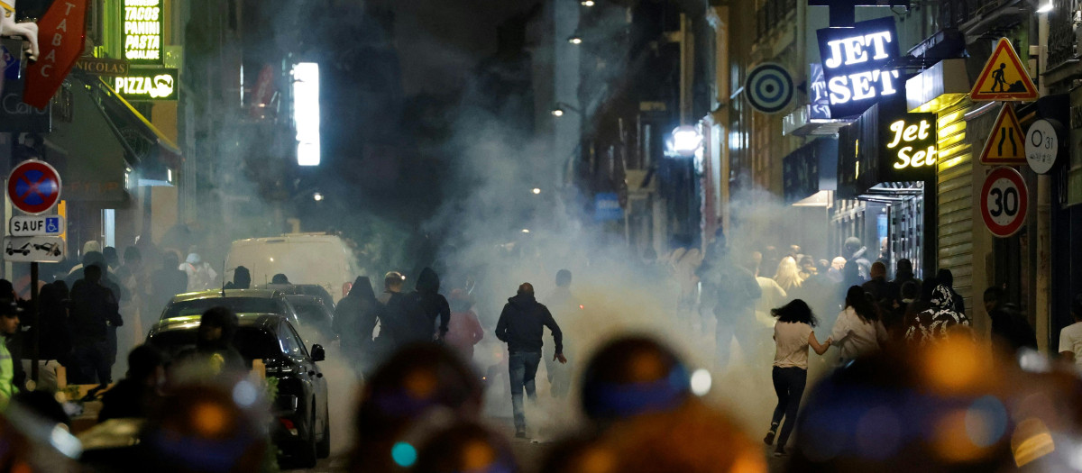 Los manifestantes corren mientras los policías franceses usan gases lacrimógenos en París