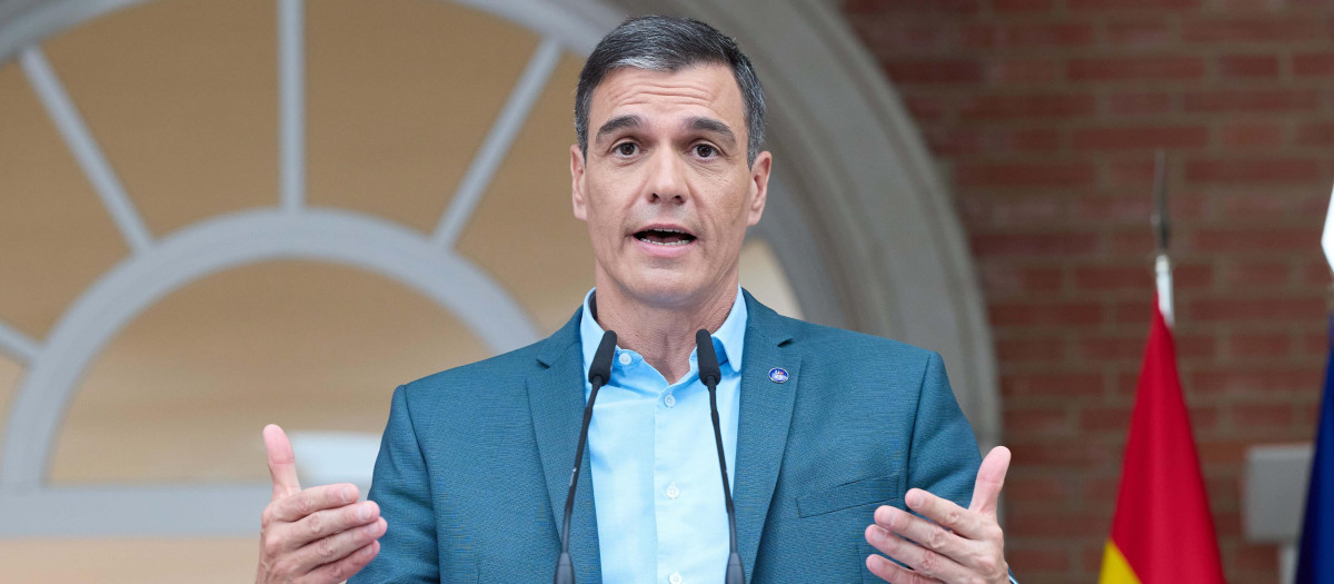 El presidente del Gobierno, Pedro Sánchez, comparece tras una reunión en el Palacio de la Moncloa, a 2 de julio de 2023, en Madrid (España). Pedro Sánchez y Charles Michel se han reunido esta tarde para hablar sobre las prioridades de la presidencia semestral española del Consejo de la Unión Europea que arrancó este sábado 1 de julio. Entre las prioridades del Consejo Europeo se encuentran la reindustrialización de la Unión Europa y garantizar su autonomía estratégica abierta, avanzar en la transición ecológica y la adaptación medioambiental, impulsar una mayor justicia social y económica y reforzar la unidad europea.
02 JULIO 2023;
Jesús Hellín / Europa Press
02/7/2023