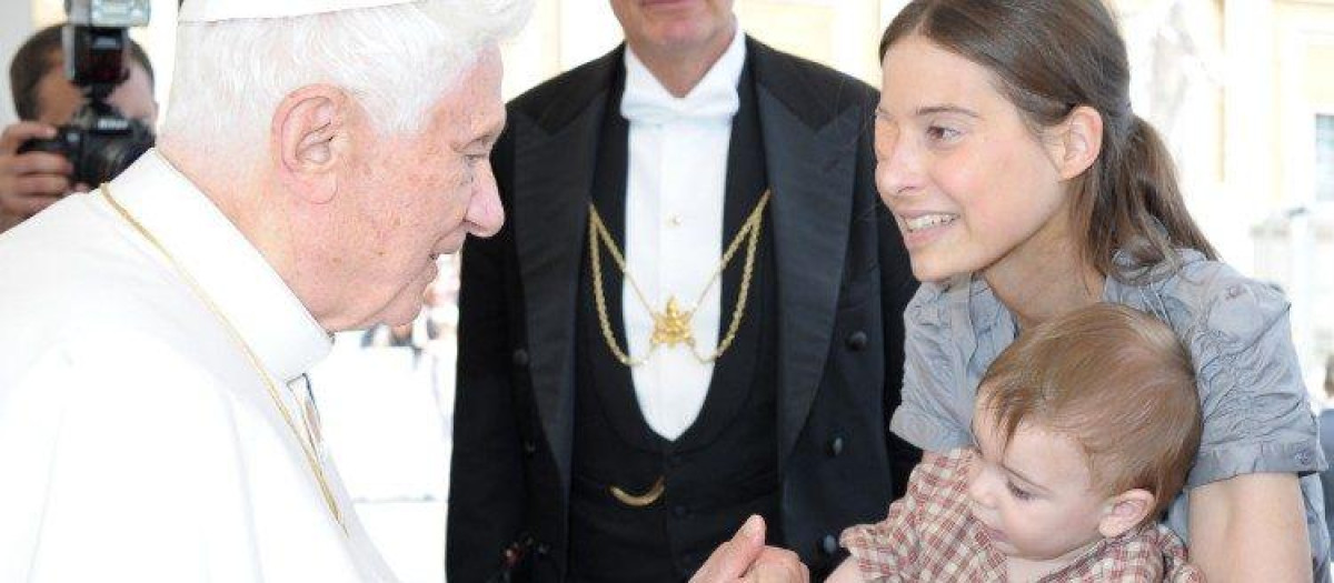 Chiara Corbella saluda al Papa emérito Benedicto XVI tras la audiencia general