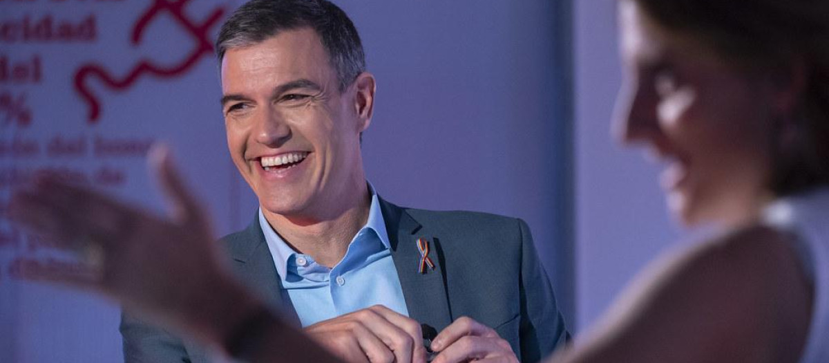 Pedro Sánchez sonríe en un acto junto a la vicepresidenta Teresa Ribera