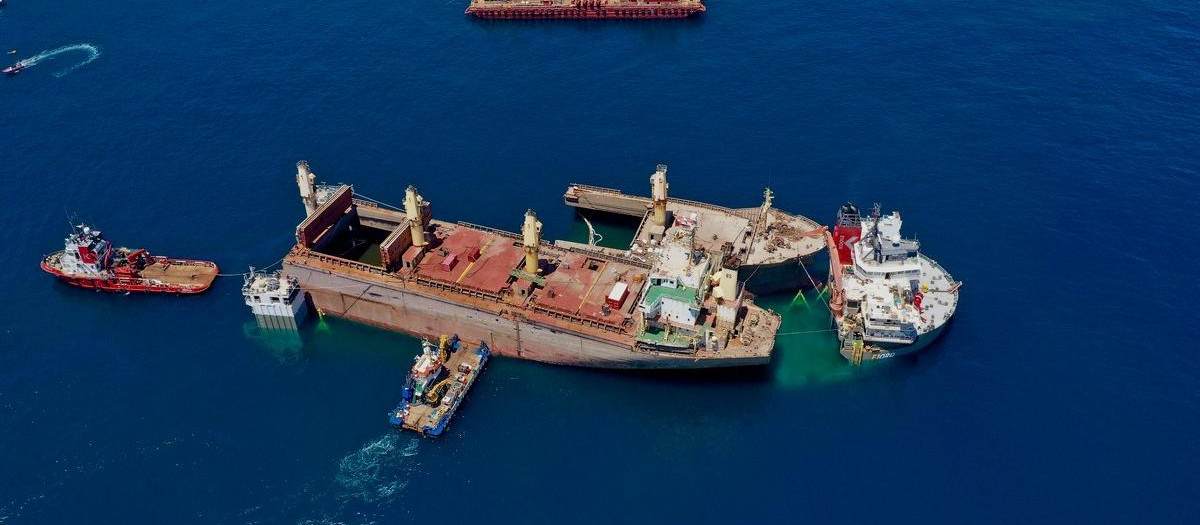 Las dos secciones del OS35 ya están sobre la superficie del agua