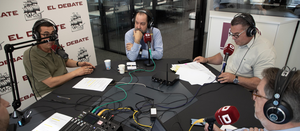 Una imagen del estudio de la redacción durante la emisión de 'El centinela'