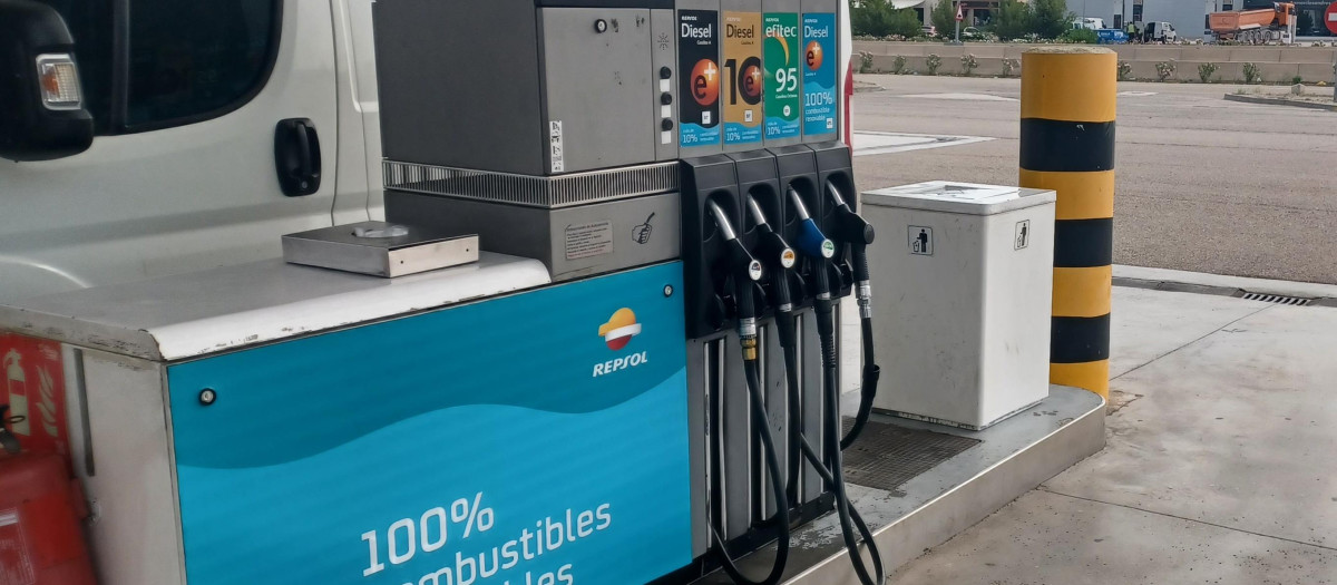 Surtidor con manguera de combustible sintético