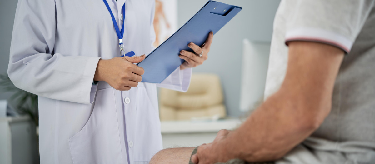 Un hombre pasando un examen médico