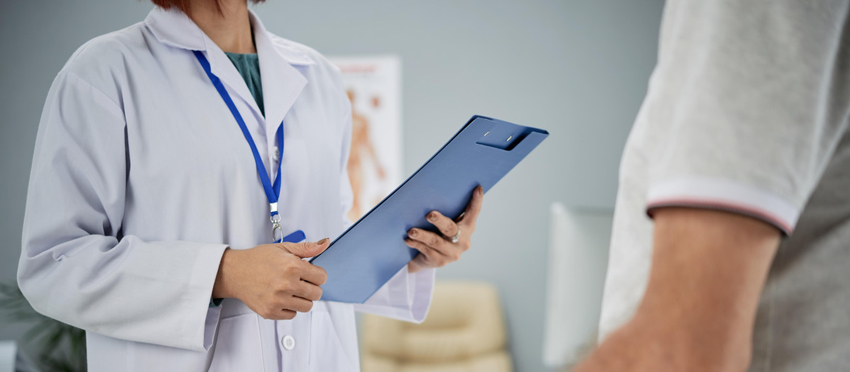 Un hombre pasando un examen médico