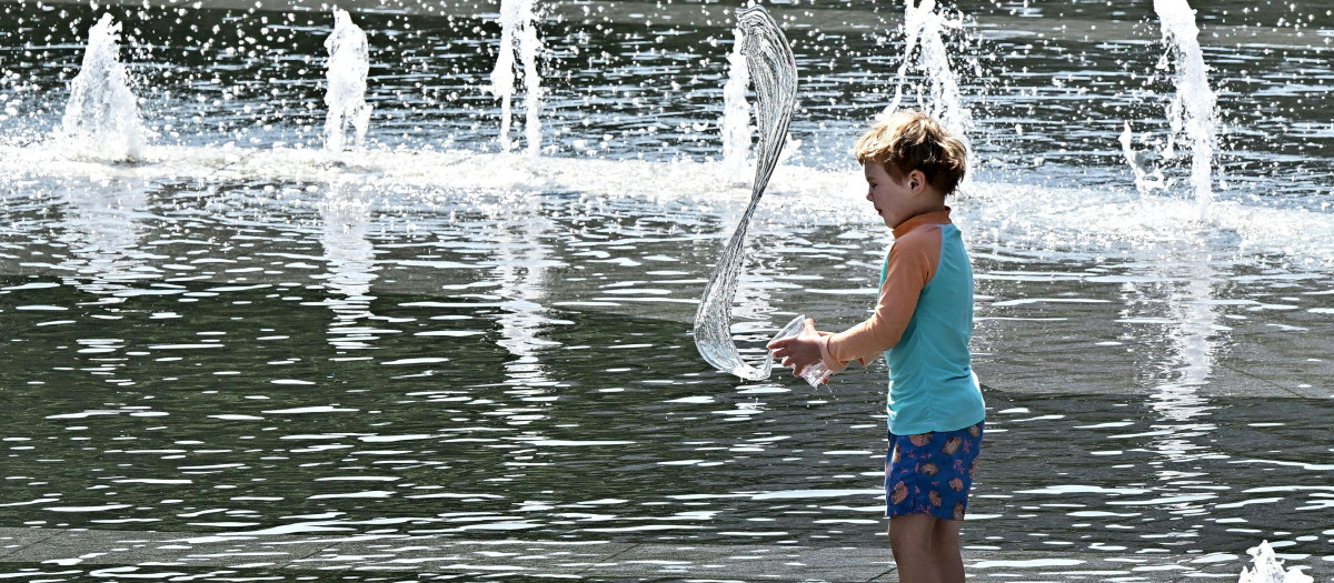 Un niño juega en la fuente de agua en Grand Park en Los Ángeles, California