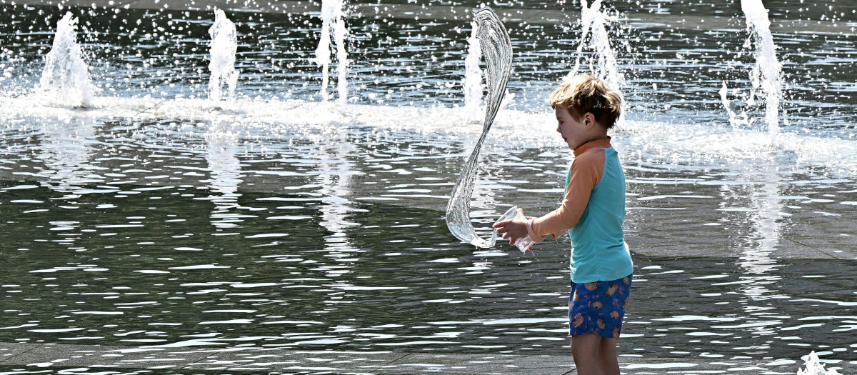 Un niño juega en la fuente de agua en Grand Park en Los Ángeles, California