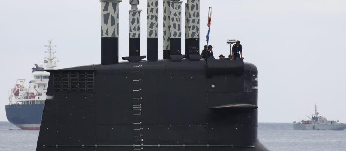 El submarino S-81 efectúa una prueba de navegación en Cartagena