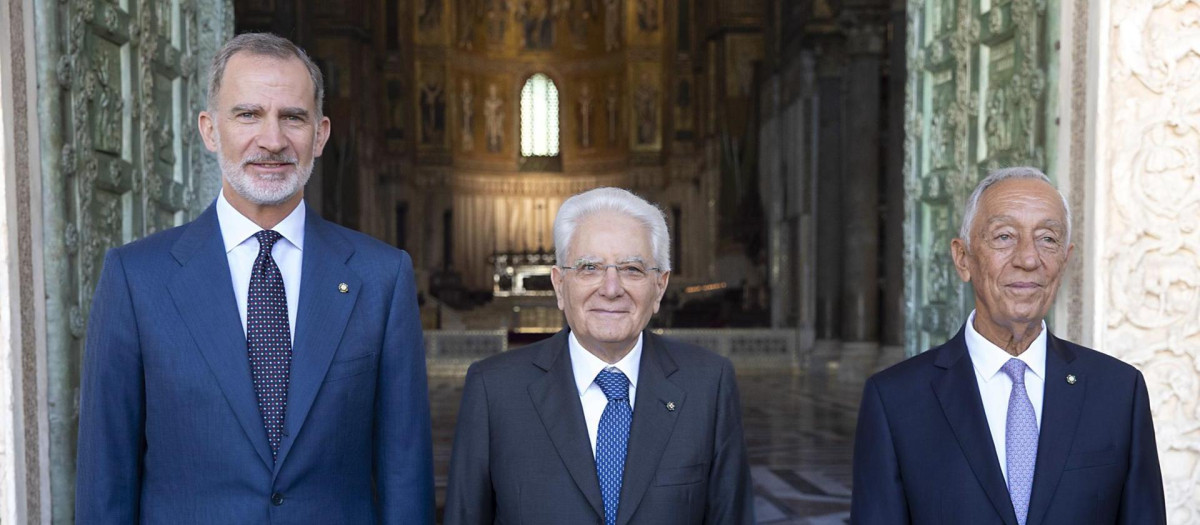 El presidente italiano Sergio Mattarella (C), el Rey Felipe VI (L) y el presidente de Portugal, Marcelo Rebelo de Sousa (R), durante su visita a Palermo, Italia