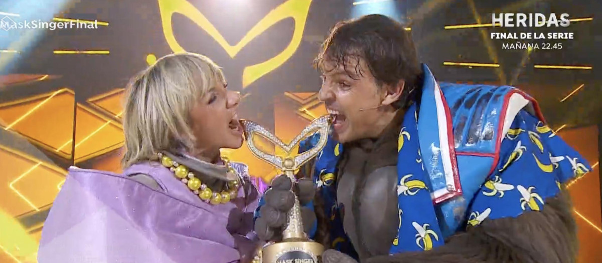 Torroja y Morientes, a lo Nadal con el trofeo que los acredita como ganadores