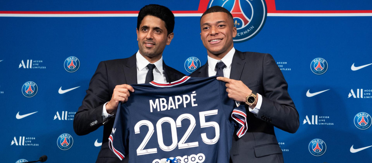 Kylian Mbappé, con Nasser al-Khelaifi, hace un año cuando renovó con el PSG