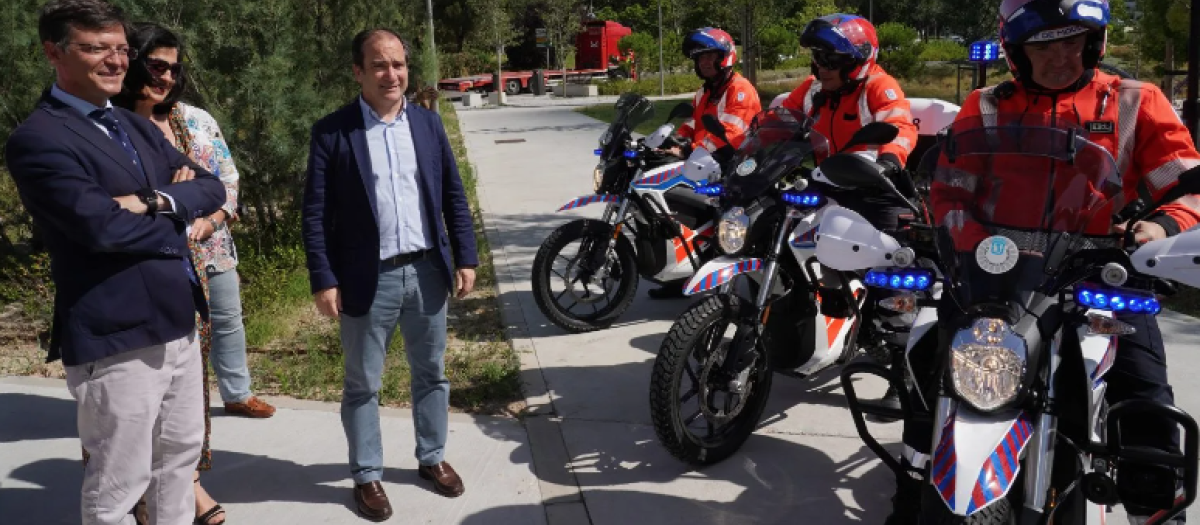 Los agentes de movilidad con las motos de trial