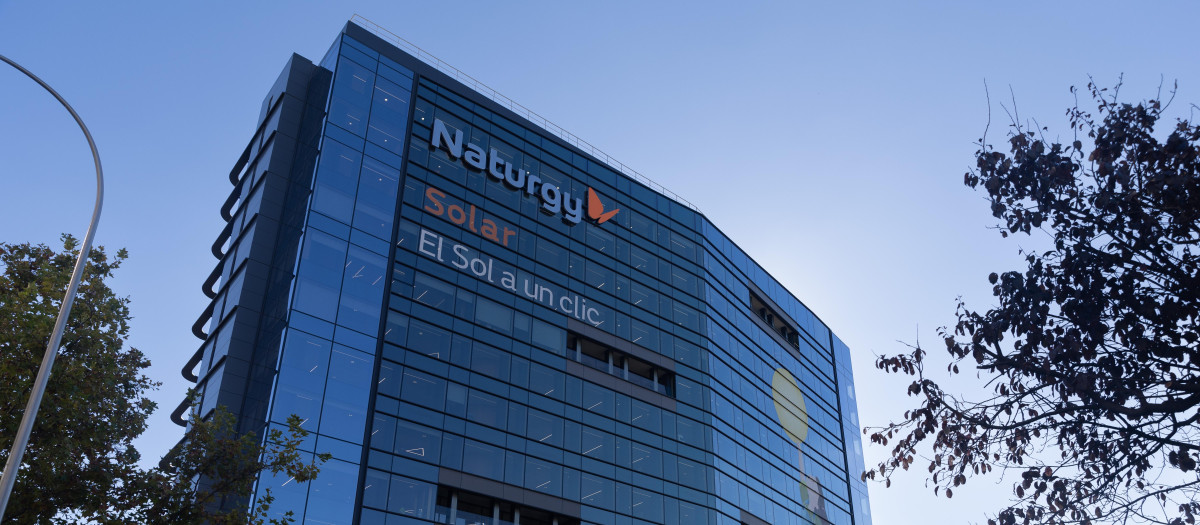 Fachada de la sede de Naturgy, empresa española que opera en los sectores eléctrico y gasístico, a 10 de noviembre de 2022, en Madrid (España). Los cuatro principales accionistas de Naturgy Energy Group S.A. (Criteria Caixa, CVC, GIP e IFM) se han comprometido con el proyecto de la energética y han reiterado su respaldo a la 'hoja de ruta' del grupo a 2025, poniendo fin así a los posibles movimientos corporativos en el accionariado.
10 NOVIEMBRE 2022;ENERGÍA;ENERGÉTICAS;NATURGY ENERGY GROUP;SECTOR ELÉCTRICO;ELÉCTRICA;GAS NATURAL;GAS NATURAL FENOSA;ACCIONES;OFICINAS;AVENIDA DE AMÉRICA;EDIFICIO;LOGO
Eduardo Parra / Europa Press
(Foto de ARCHIVO)
10/11/2022