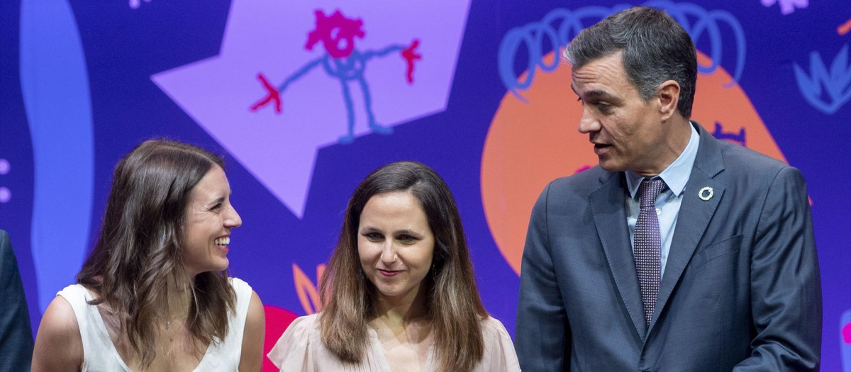 La ministra de Igualdad, Irene Montero; la ministra de Derechos Sociales, Ione Belarra y el presidente del Gobierno, Pedro Sánchez
