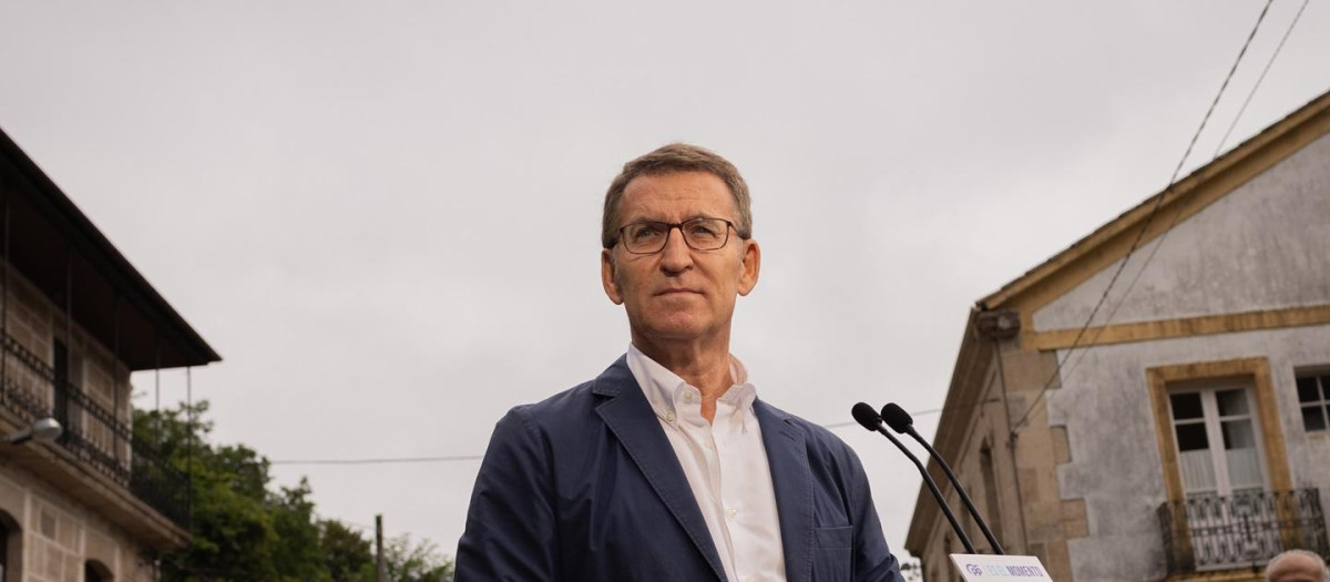 El líder del Partido Popular, Alberto Núñez Feijóo, interviene durante un mitin de inicio de su campaña electoral, en la plaza mayor de Os Peares, a 6 de julio de 2023, en Os Peares, La Peroja, Ourense, Galicia (España). Feijóo regresa a su localidad natal para marcar el inicio de la campaña electoral de los populares de cara a las elecciones generales del 23 de julio. Por la tarde, el expresidente de la Xunta de Galicia viaja a Castelldefels (Barcelona) para la pegada de carteles. Las dos primeras paradas del candidato del PP pretenden mostrar su “sensibilidad periférica’, como es el caso de Os Peares, un pueblo que no llega al centenar de habitantes.
06 JULIO 2023;FEIJÓO;OS PEARES;LOCALIDAD;CAMPAÑA ELECTORAL;23 DE JULIO
Agostime / Europa Press
06/7/2023