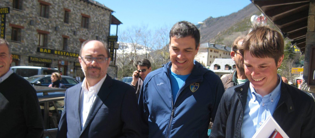 Pedro Sánchez junto a su amigo Félix y Javier Lambán