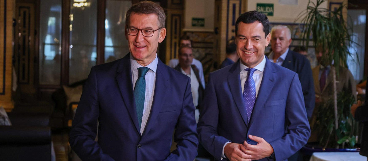 Alberto Núñez Feijoo y Juanma Moreno, a su llegada al desayuno informativo del Nueva Economía Fórum en Sevilla